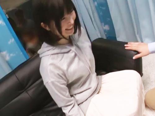 ＜MM号＞無毛ロリ彼女が「潮吹き我慢できたら謝礼金ゲット」に挑戦して失敗！ゴム無し膣内射精されたったｗ＜素人NTR企画＞
