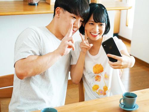 ＜個人スマホ撮影＞彼女が出かけたので、昔から好きだったロリマン娘に浮気挿入！幼い無毛ワレメをハメまくるｗ＜スタイル満点＞