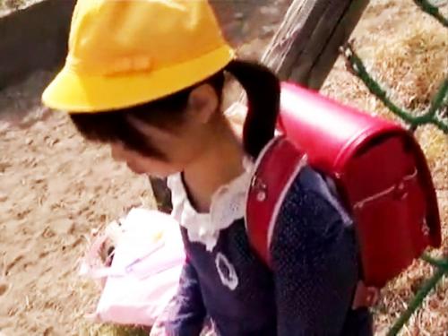 【小学生】※削除あり※押収を免れた性犯罪者の非道OUT映像！無毛オマンコの幼いロリマン女児に種付け中出しｗ【幼膣レイプ】
