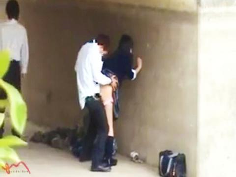 【素人盗撮】最高位ギャルが野外で乱交！かわいい女子高生が中出しされている生セックスの隠し撮りがネットに拡散ｗ【ロリJK】