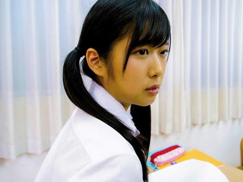 【レイプ】学校の保健室でクラスメイトの男子らにハメ撮りされた女子高生！潮吹きから中出し、口内射精までｗ【美少女ロリJK】