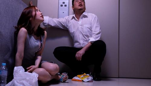 【篠田ゆう】全く反応の無いエレベーターに不安になる2人は肉体を重ねだすww
