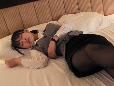 【制服OL】酒酔いした同僚OLをホテルの相部屋にお持ち帰り！寝てる同僚を夜這いして欲望のままにヤリまくってナマ中出し