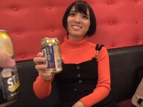 【ハメ撮り】恋愛トークしながら酒を飲み 酔いが回った所でほんとはどエロいむっつり美少女をハメまくる