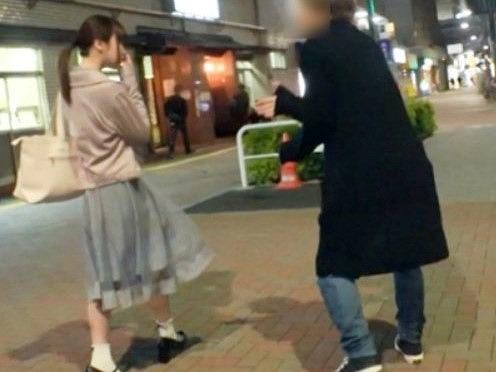 【素人企画】悩める女子大学に声を掛け狭いテントでお悩み相談 酒を飲ませ火照った美少女をハメまくる