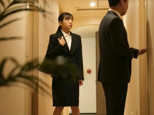 【就活女子】一度選考漏れした企業から呼び出された女子大生 内定をチラつかせた社員達にスーツを剥ぎ取られ何度も犯された