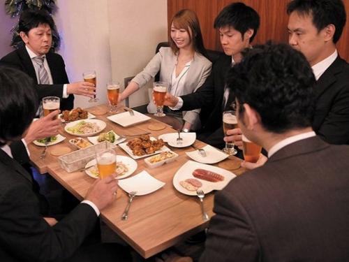 新入社員歓迎会で酔いつぶれ逆寝取られされた...絶倫受付嬢がホテルに連れ込み介抱するフリしてチンポに襲い掛かる