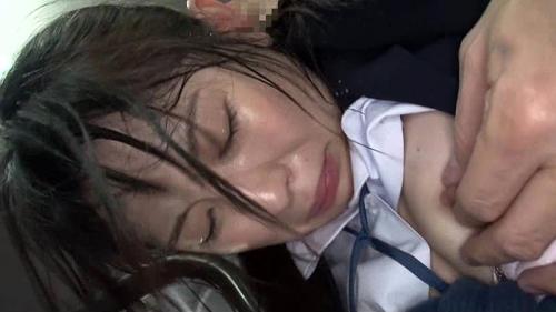 大興奮！バスの中で変態中年に襲われイマラチオウグウグ→生チンコ挿入ガクガクSEX！冬なのに汗まみれで犯され最後はザーメン顔謝されグダグダ美人JK