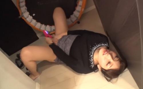玄関あけたらいきなりオナニー♪　玄関開けたら美人お姉さんが寝そべってバイブ使ってオナニーでグッタリと目がトロンとなった所でＳＥＸしてみましたｗ