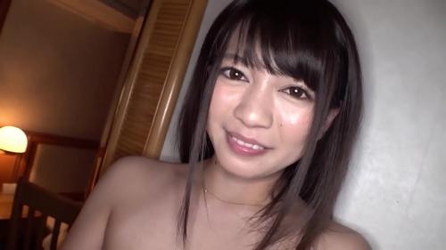 大きな瞳が印象的な微ロリ貧乳娘に立ったまま手マンしたらビショビショ大量潮吹きして水たまりができてビックリ！