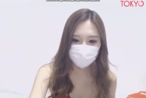 ライブチャット　スレンダーで美人なお姉さんが乳寄せて上げてして男達を誑かしているぅ～