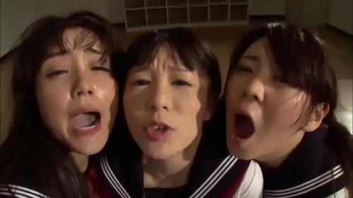 小西まりえ　有本紗世　白井まい　レズ女子高生に強制イマラチオ！ゴックン＆フェラ＆イマラチオ地獄！喉奥突き破る凄いチンコ♪