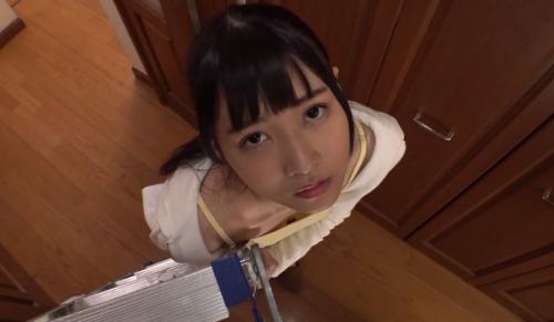 ノーブラキャミソール姿の貧乳美女が乳首ビン勃起させて電気工事のお兄さんを誘惑！
