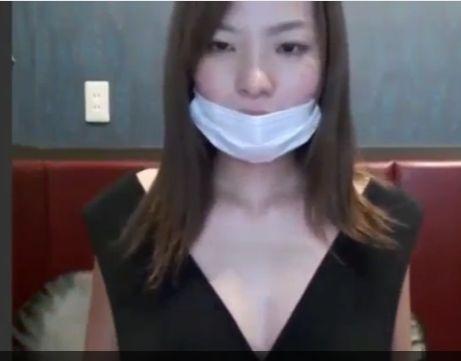 ライブチャット　美人なお姉さんがニコヤかに露出の多い服をチラ見せしながら徐々に脱いでいく！
