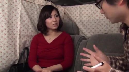 人妻ナンパ　ボーボーマンコ巨乳熟女のクリトリスに電マ押し当てチンコで膣奥深くポルチオ突きして理性ブレイク中出し決行絶叫悲鳴！
