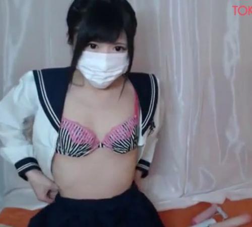 ライブチャットでセーラー服着た凄く可愛い女の子が制服はだけブラ姿見せて・・・ウォ！バイブ取り出したよぉー(；ﾟДﾟ)