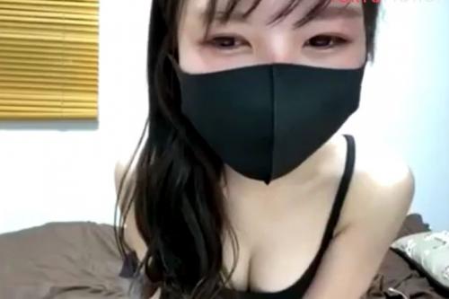 色白スレンダーな美女がライブチャットで下着姿でエロエロトーク♪