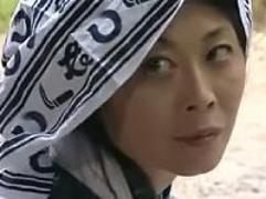 【ヘンリー塚本】ノーブラ、ノーパンでの洗濯。エロ過ぎた熟女母。発情した息子との淫乱ファック
