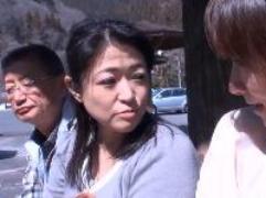 【夫婦交換・スワッピング】五十路くらいの熟女が善がり狂い初対面チンポでイカされての中出し膣内射精