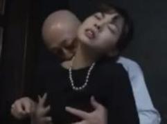 《ヘンリー塚本》義父に言われるがまま全裸になってのまぐわい。亡き夫の遺影の前で抱かれる美乳の未亡人