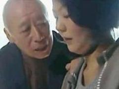 義父であるエロ老人にマンコを狙われる嫁の熟妻。