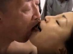 ＞素知らぬ男達に見られながらハメられまくる人妻。それでも喘ぎ悶え絶頂イキ