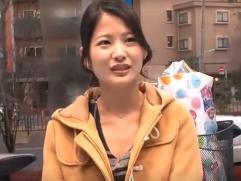＜人妻ナンパ＞ママチャリ、バイブマッサージで大量に潮噴きしちゃう若妻さん。最後にはマジックミラー号でハメられ絶頂イキ