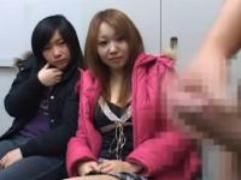 《センズリ鑑賞》男が肉棒を露出して始めるオナニー行為。美女たちは照れながらもガン見して大興奮