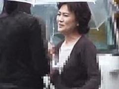 〖人妻ナンパ〗50歳くらいの熟女妻が車内で全裸にされ寝取られちゃいます。しかも無許可の中出し膣内射精