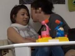 〖人妻ナンパ〗お持ち帰りされた42歳の奥さんが若い男に激しく抱かれて激イキ。無許可の膣内射精