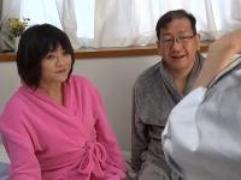五十路くらいの夫婦が受ける営み講座。見られながら始める赤ちゃんプレイでの生ハメ中出し膣内射精