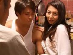 【ながえスタイル】お金を借りに来た元旦那への仕返し。若い男と淫乱ファックを始め見せ付けようとする元妻