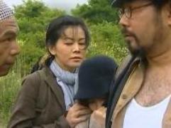 父親はうたれ母親と娘は拘束されての輪姦、中出しSEX。悲惨な家族。鬼畜なまでの淫行