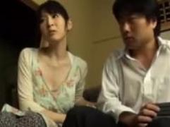 美魔女がエロい動画を見ていた童貞くんに欲情して誘惑。乳首とマンコを露わに善がり乱れまくっての淫乱、中出しSEX