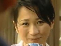 《ヘンリー塚本》昼間から巨乳の主婦が乳首とマンコを露わに男と激しくハメ合っての淫乱、不倫ファック