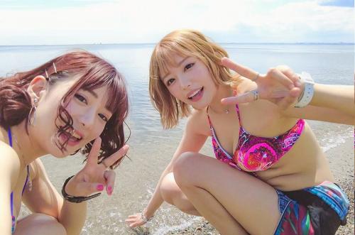 ＃逆ナンパ「ゴムなんてもってないからナマでいいよ！」痴女ギャル二人が逆ナンで男をさらってホテルで乱交セックス。【浜崎真緒 有村のぞみ】