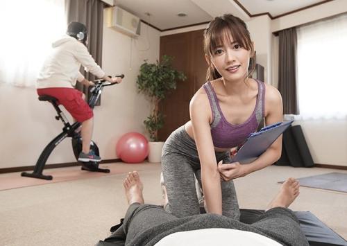 「奥さんがいるのに興奮してるんですね？」妻が近くにいるのにささやき淫語誘惑してくる痴女。【希島あいり】