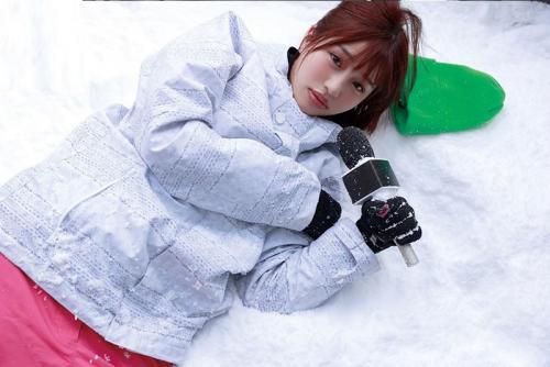 大雪で帰れなくなったお天気お姉さんとロケ地で相部屋で泊まることになった駆け出しADの俺。【唯井まひろ】