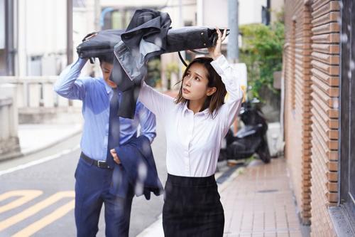 ＃NTR「やだっ！降ってきちゃった！？」人妻女上司と外回りに出かけてラブホにで雨宿りをすることに。【小島みなみ】