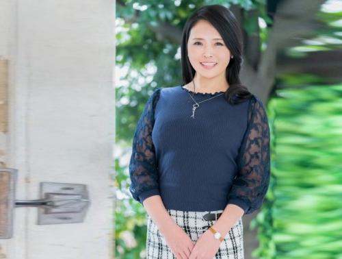 「夫のセックスが同じで変わりばえしないんです…」腋毛の生えた45歳熟女妻が初撮り。【阿川奈那子】