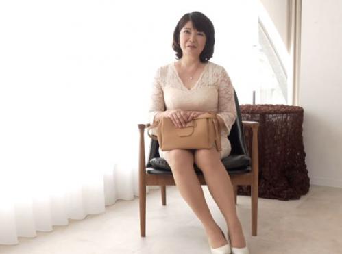 【熟女】「風俗店で働いてみようかと思ったこともあるんですけど…」55歳Eカップ美熟女妻が初撮り。