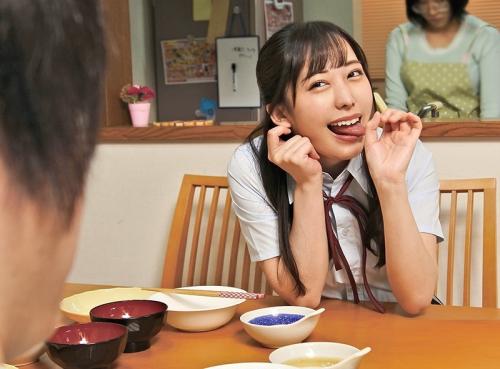 「お兄ちゃん抜いてあげよっかｗ？」親のいる前でフェラの手つきでアピールしてくるどエロ妹。【弥生みづき】