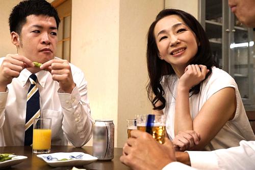 ＃熟女「母さんが再婚する‥。」再婚する母を婚前旅行で嫉妬にかられて汗だくで犯す息子。【よしい美希】