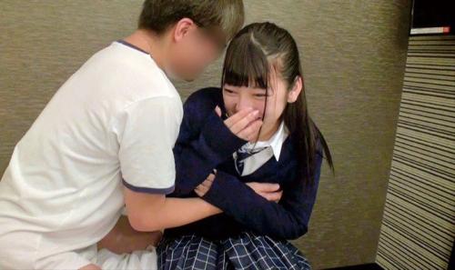 ＃素人「ええー！無理無理ぃ！！」Hは無理だと頑ななロリJK美少女にラップ一枚隔てて素股から中出しセックスまで。