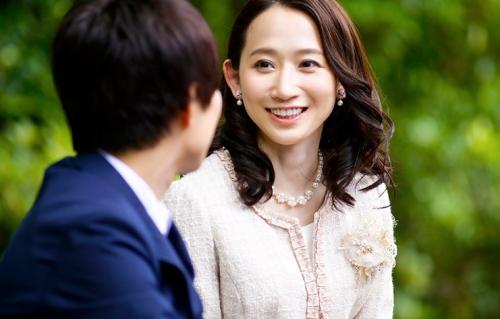 【熟女】「二人だけでお祝いしよう。」卒業式の後に父親の再婚相手がご褒美に筆おろし。
