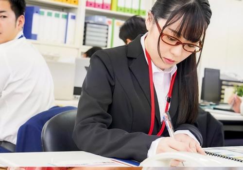 「ボクだけが知っている。。」同僚の地味っ娘はとんでもないせ性欲モンスターだってことを。【高瀬りな】