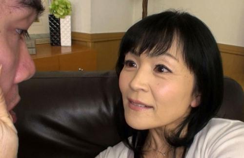 【熟女】彼女に食べさせようとしていた媚薬キャンディを間違えて五十路の母親が食べてしまい淫乱化してしまった。