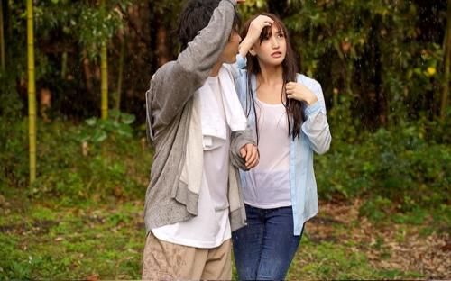 「これからどうするの、、？」突然のゲリラ豪雨で山で人気グラドルと遭難してしまった。【高橋しょう子】