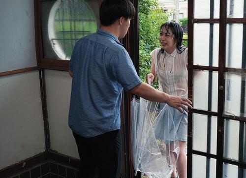 「みて、スゴイ降ってきたの！」暴風雨でズブ濡れになった幼なじみにムラムラして中出しまでしてしまった。【弥生みづき】