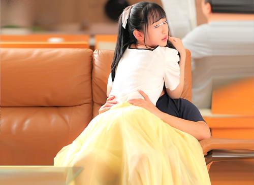 ＃義妹「あっダメ！激しく突いたらお父さんにバレちゃうっ‥！！」親の目の前でバレずに義妹とヤレるかチャレンジ。